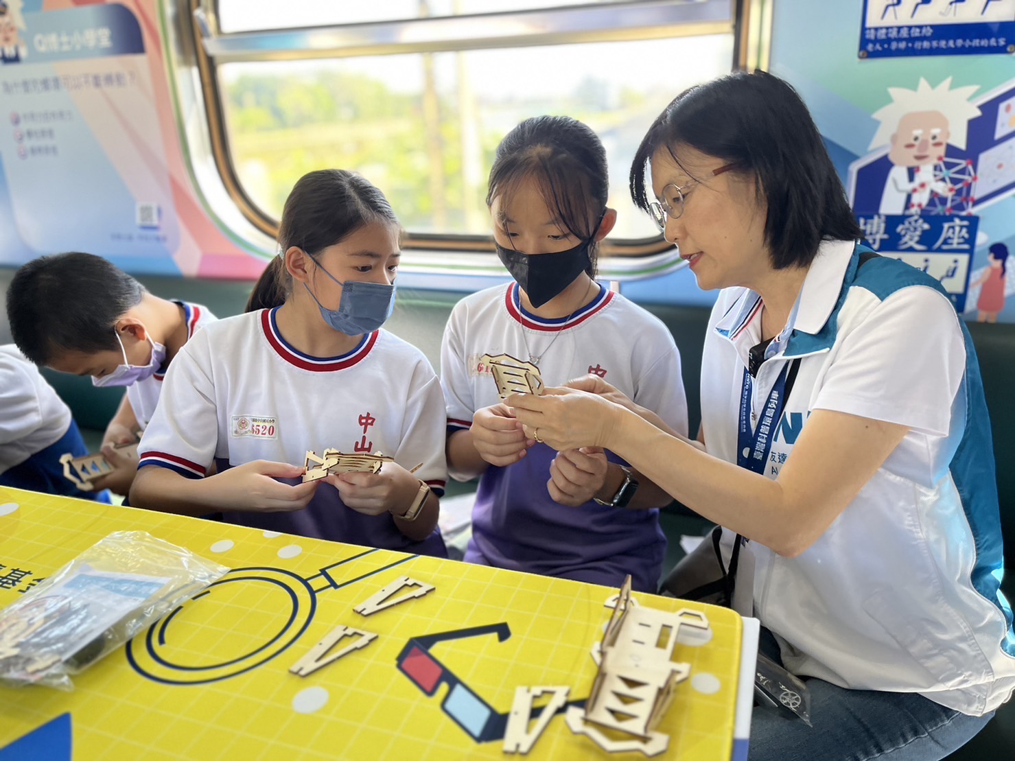 88BIFA永續基金會執行長古秀華及同仁親自擔任科普列車志工，帶領師生們動手做科學，傳遞能源科普知識，讓科學教育向下紮根