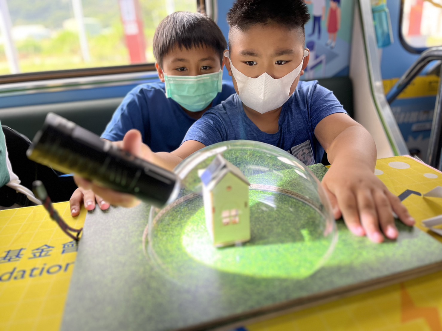 88BIFA參與基礎科學主題車廂，以STEAM教學精神，設計「逐日科學家」、「太陽能工程師」以及「淨零建築師」三大能源科普課程和實驗