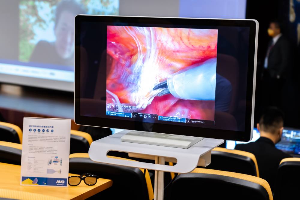 達擎於「國際大腸直腸外科論壇」中，成功導入達文西外接3D影像解決方案。透過達擎即時影像處理技術轉換為成1080p的高解析度畫質，將3D擬真畫面即時呈現於32吋4K 3D醫療顯示器