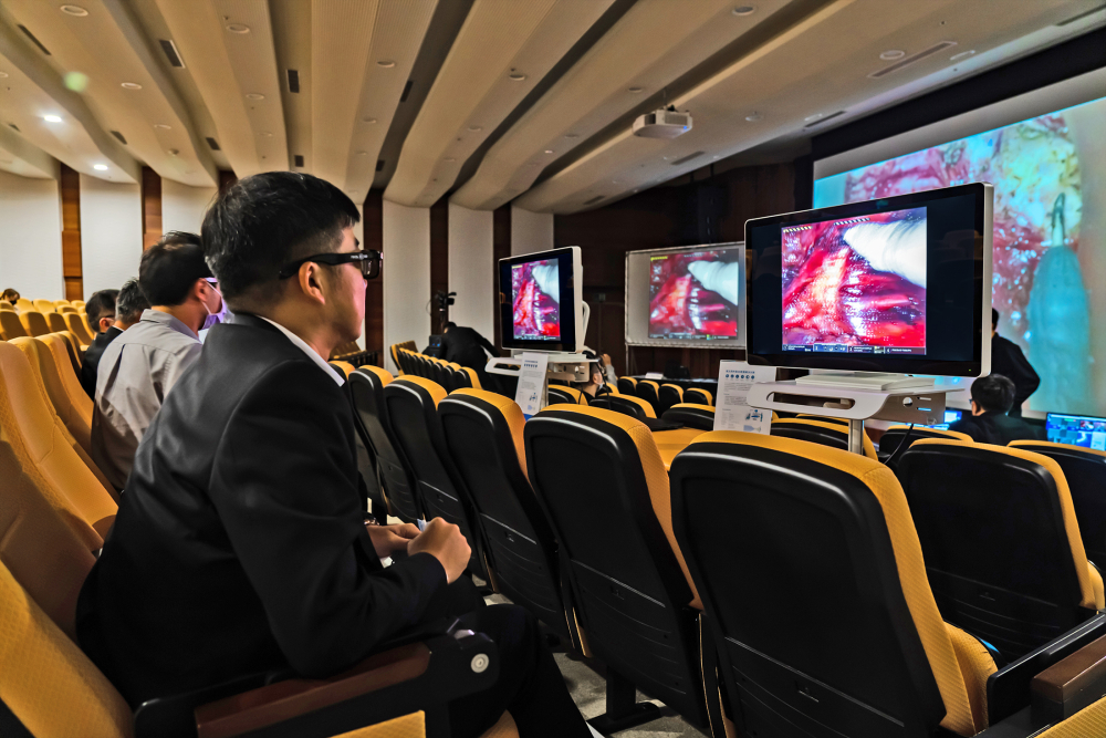 達擎之「達文西外接3D影像解決方案」，將達文西手術機器手臂的3D影像即時連線轉播，在會議室觀摩的醫師們只要戴上偏光眼鏡，就能與執刀醫師看到同步的3D立體影像，如臨操作台現場，縮短達文西手術的學習曲線