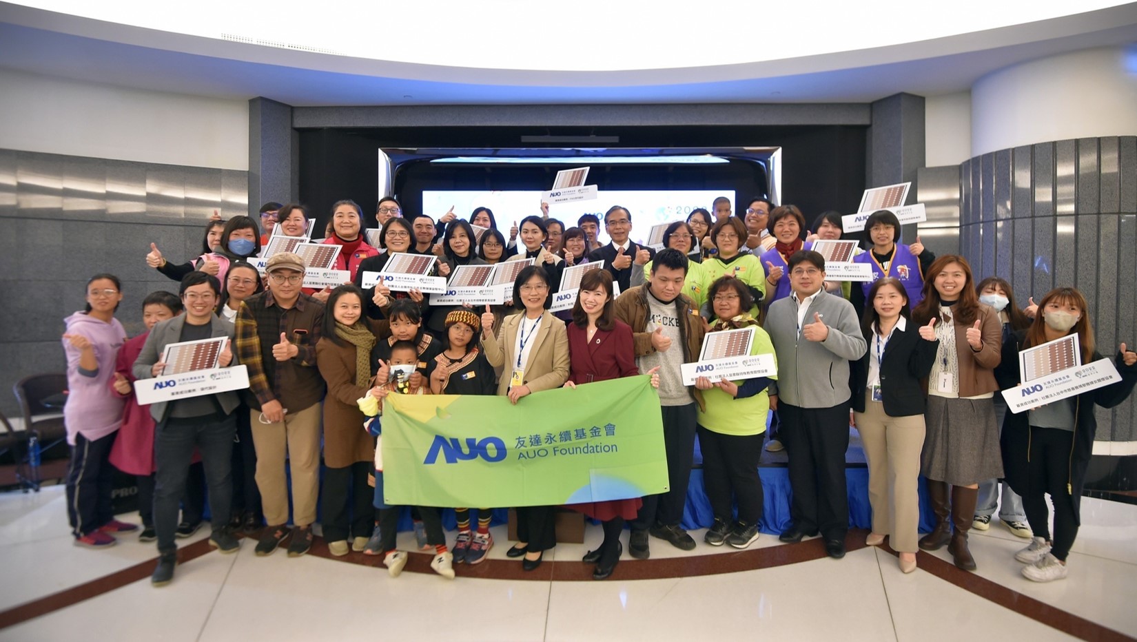 88BIFA圓夢基金接軌綠能公益，由88BIFA永續基金會執行長古秀華致贈太陽能板予16家社福機構