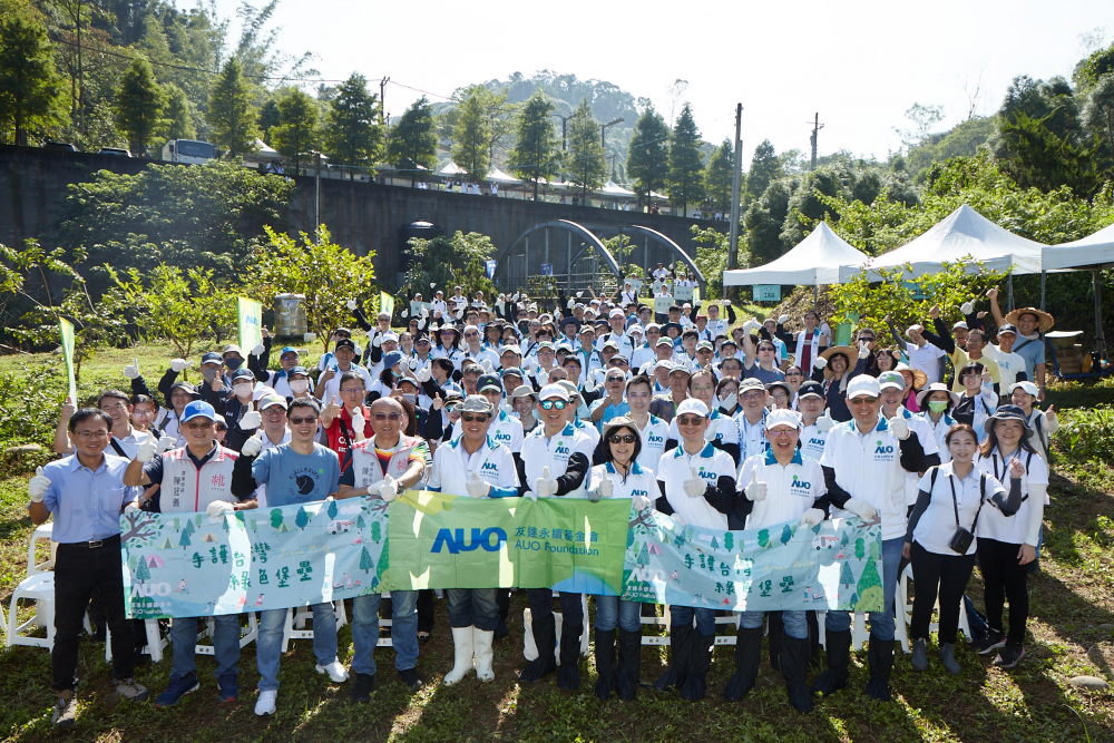 88BIFA永續基金會集結超過200位志工，攜手移除外來入侵種小花蔓澤蘭，守護霄裡溪生物多樣性