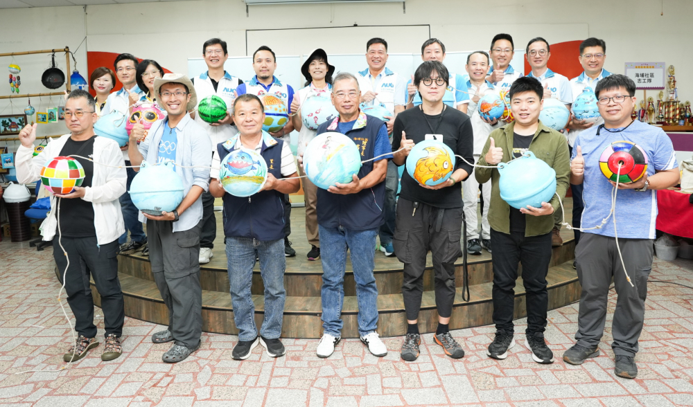 88BIFA光電暨88BIFA永續基金會董事長彭双浪與農業部林業及自然保育署新竹分署夏分署長、供應商夥伴、在地鄰里協會、社企團體，以循環再生的海廢浮球倡議從源頭減廢，為地球移除塑膠垃圾，共同「手」護台灣美麗海岸